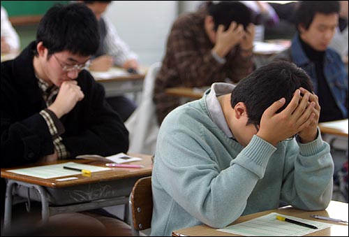2005학년도 대학수학능력시험을 앞두고 서울 여의도고등학교에서 수험생들이 시험 시작을 앞두고 마음을 가다듬고 있다.(자료사진)